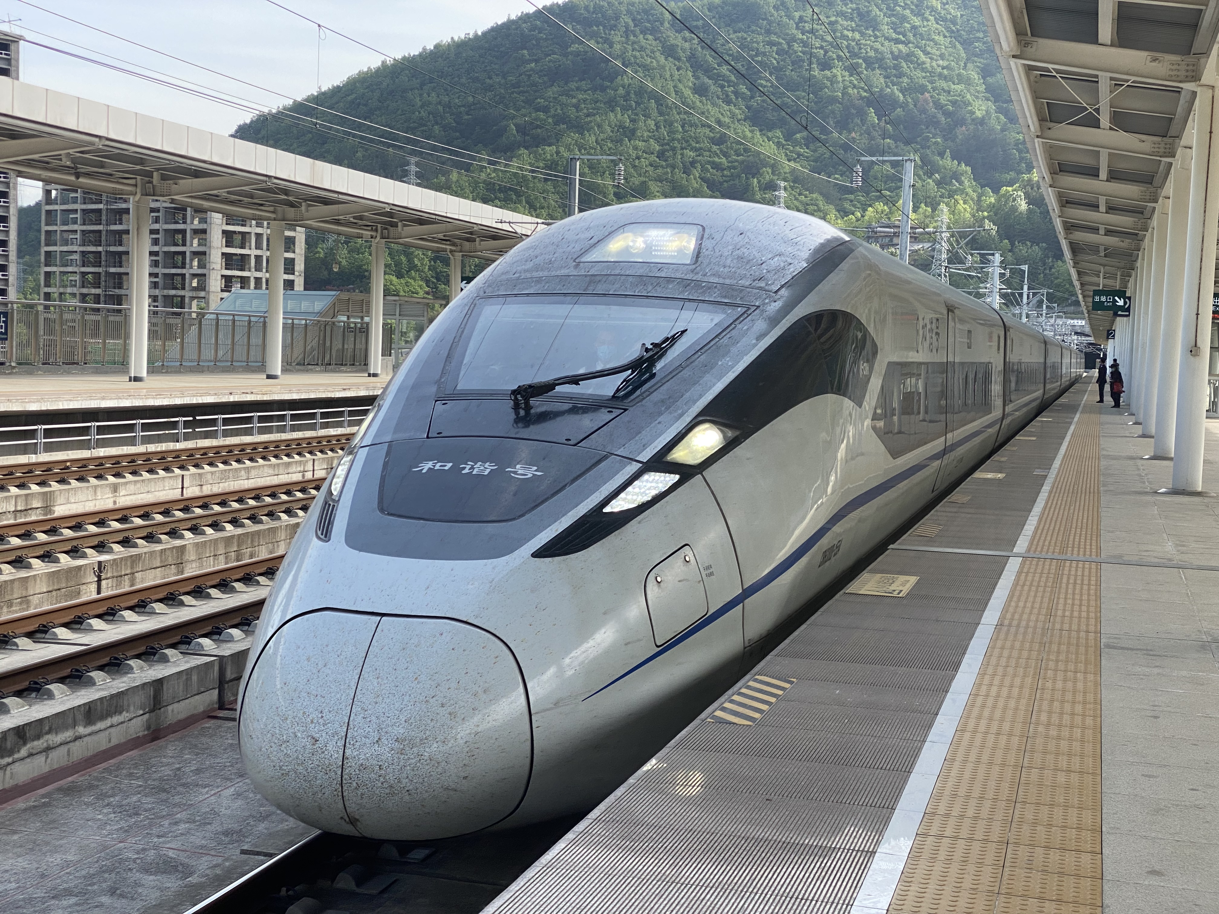 CRH380D型1554号电力动车组列车这一天担当的是D1932次列车的本务