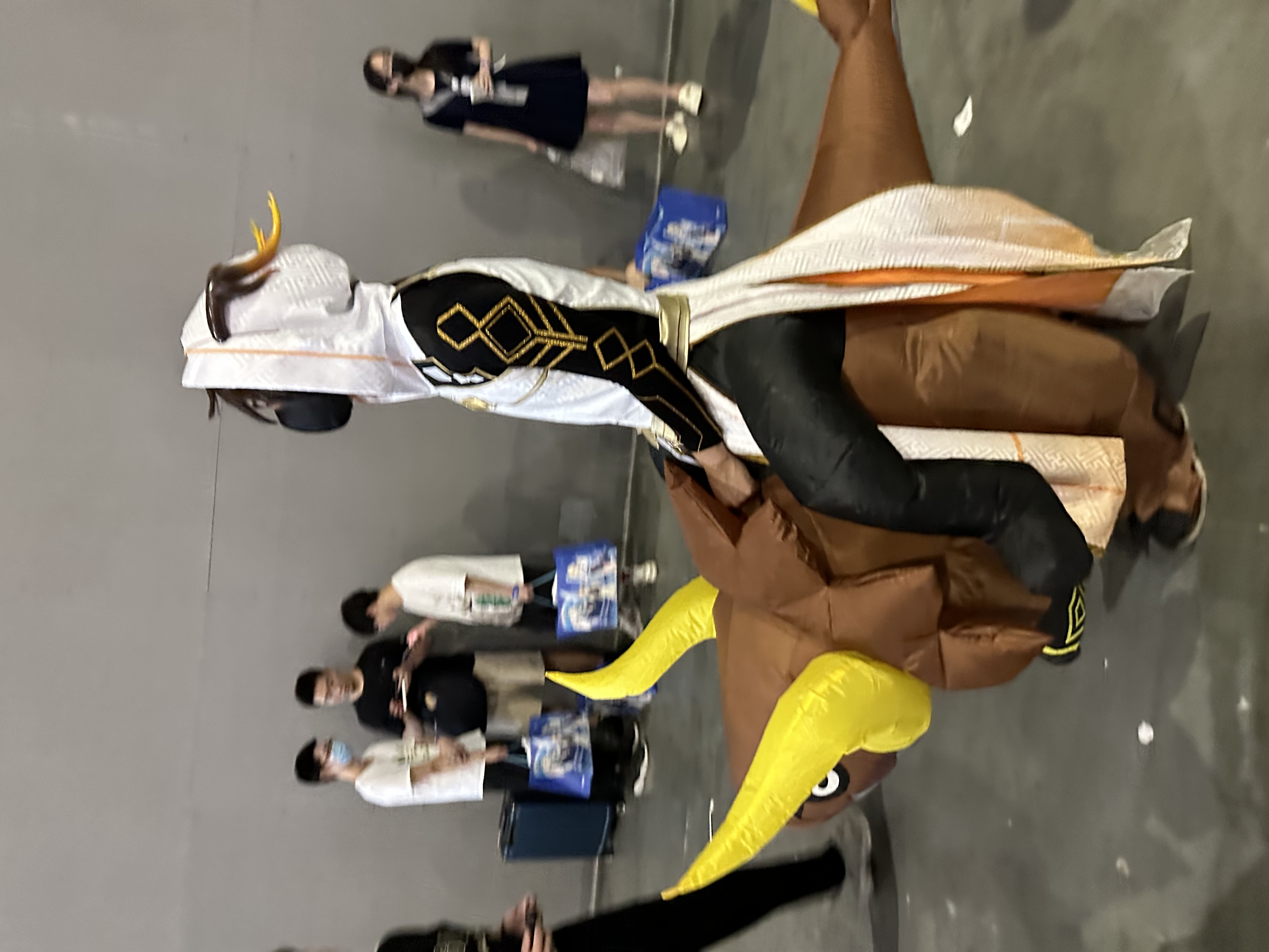 cosplay对象为游戏内自机角色「钟离」和副本boss「若陀龙王」的一位男士。他的腿在地面上行走，若陀龙王上的腿是假腿