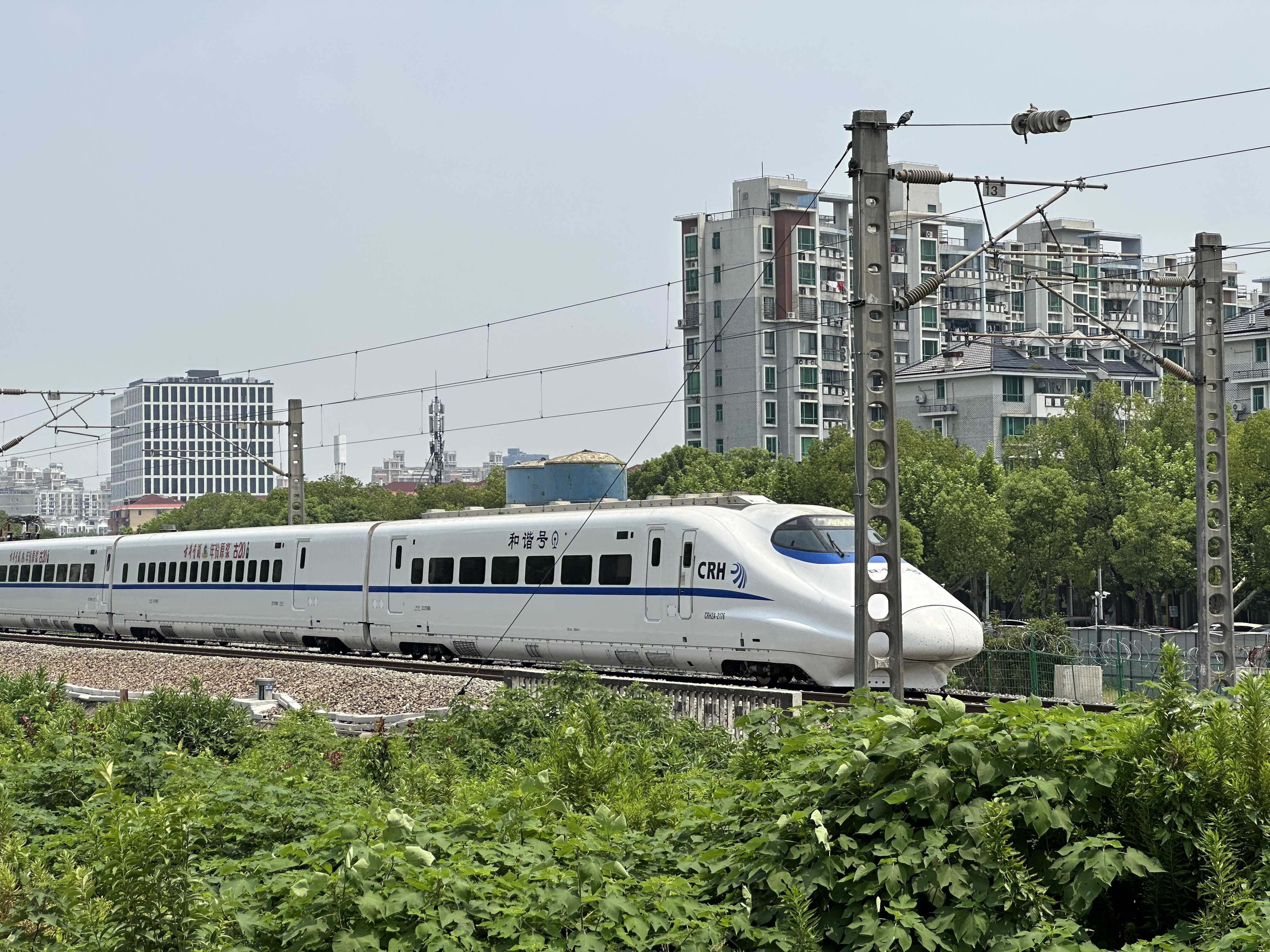 CRH2A-2176号非统型和谐号高速动车组列车在金山铁路上行驶