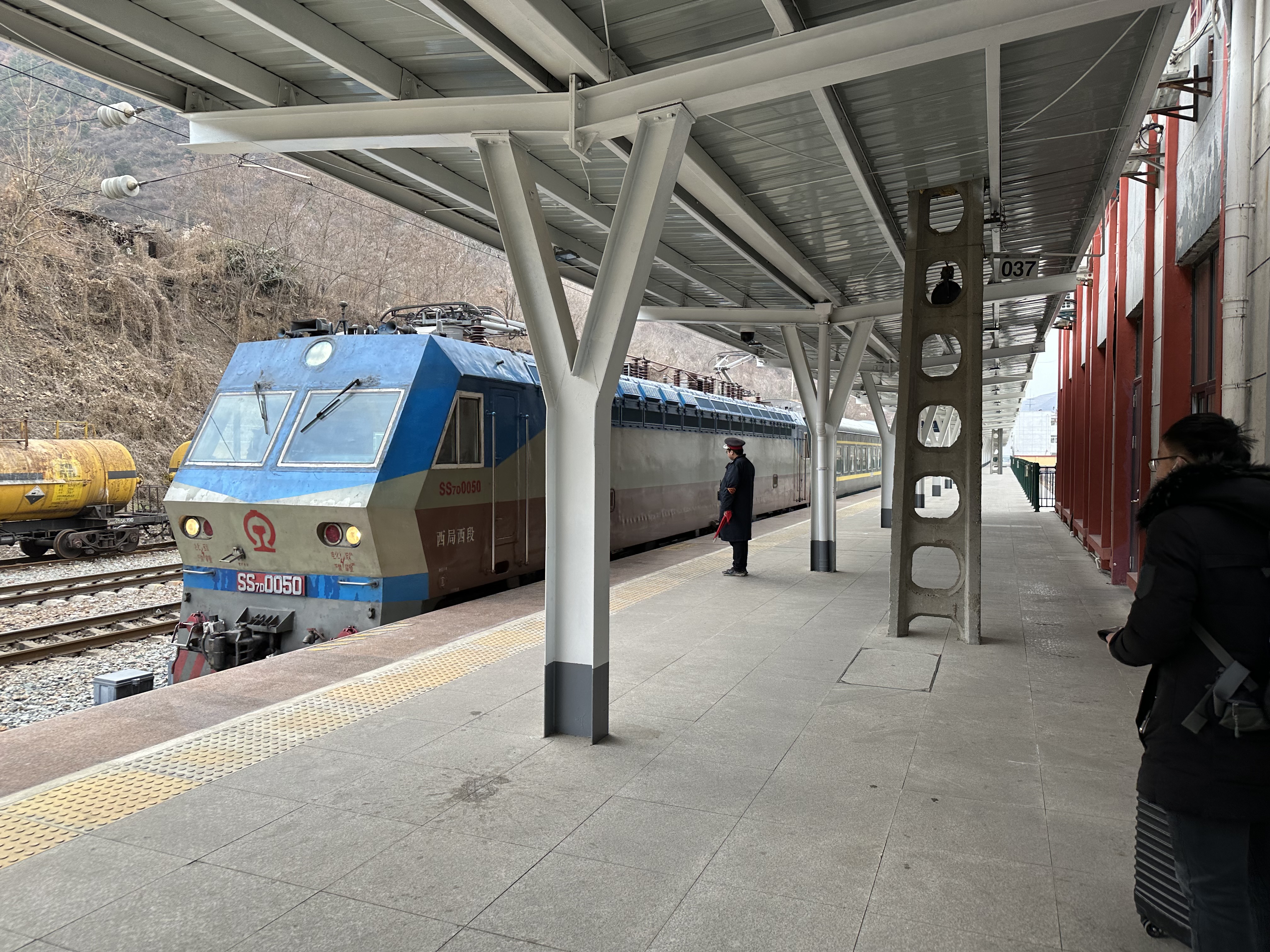 担当这一天6064次列车北上牵引任务的是韶山7D型0050号机车