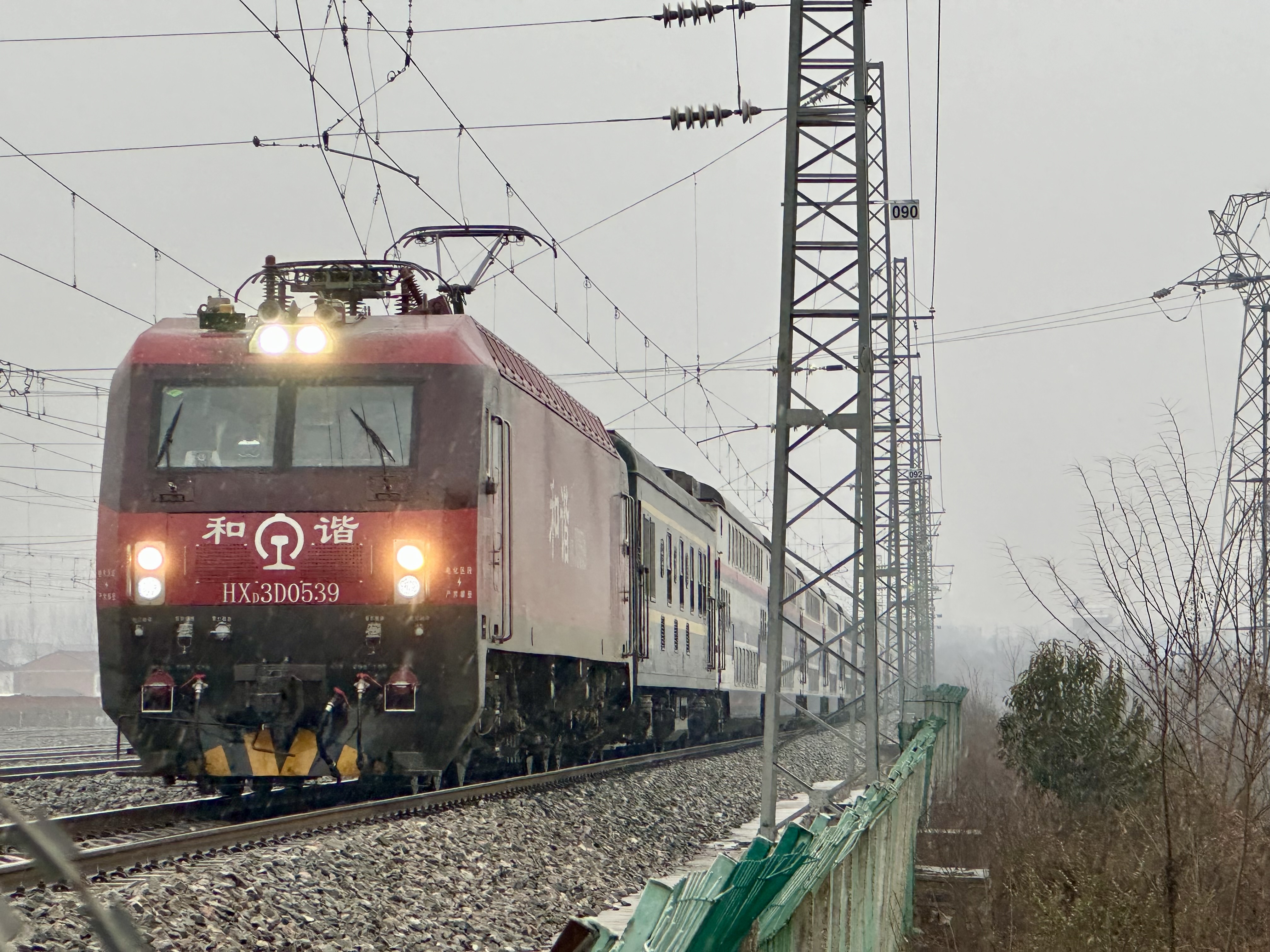 K1004次列车冲破雨雪即将进入引镇站